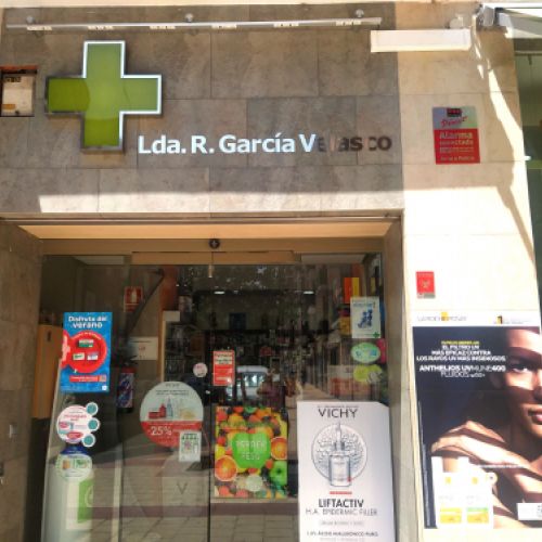 Fachada de la farmacia con la cruz verde y el nombre