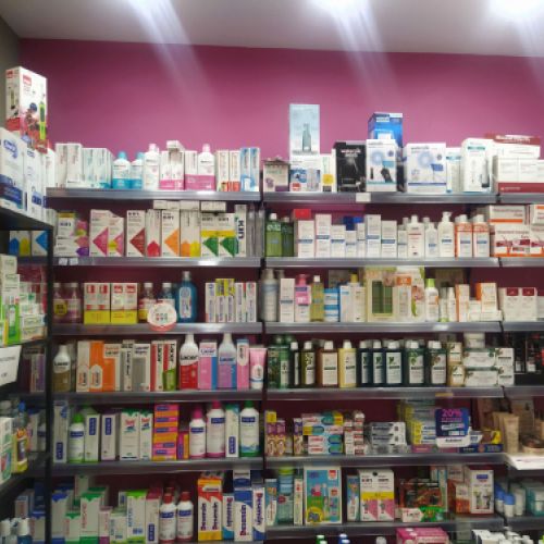 Interior con estantes con productos de higiene bucal y capilar
