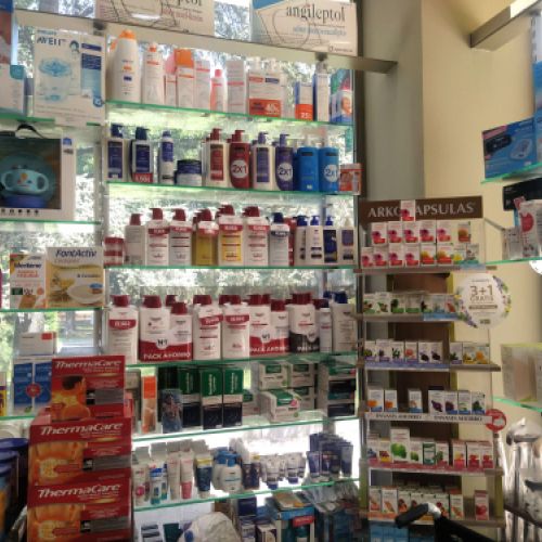 Interior con estantes con productos de higiene corporal y nutrición