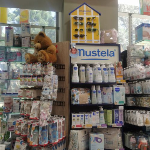 Interior con estantes con productos para bebés