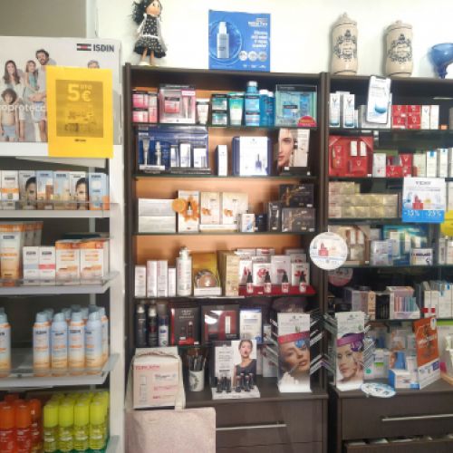 Interior con estantes con productos de dermocosmética